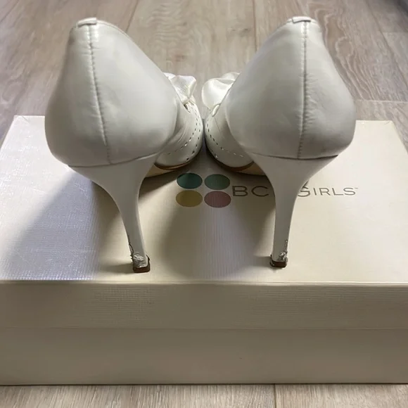 BCBGirls white leather heels w/satin bow* - Picture 4 of 9